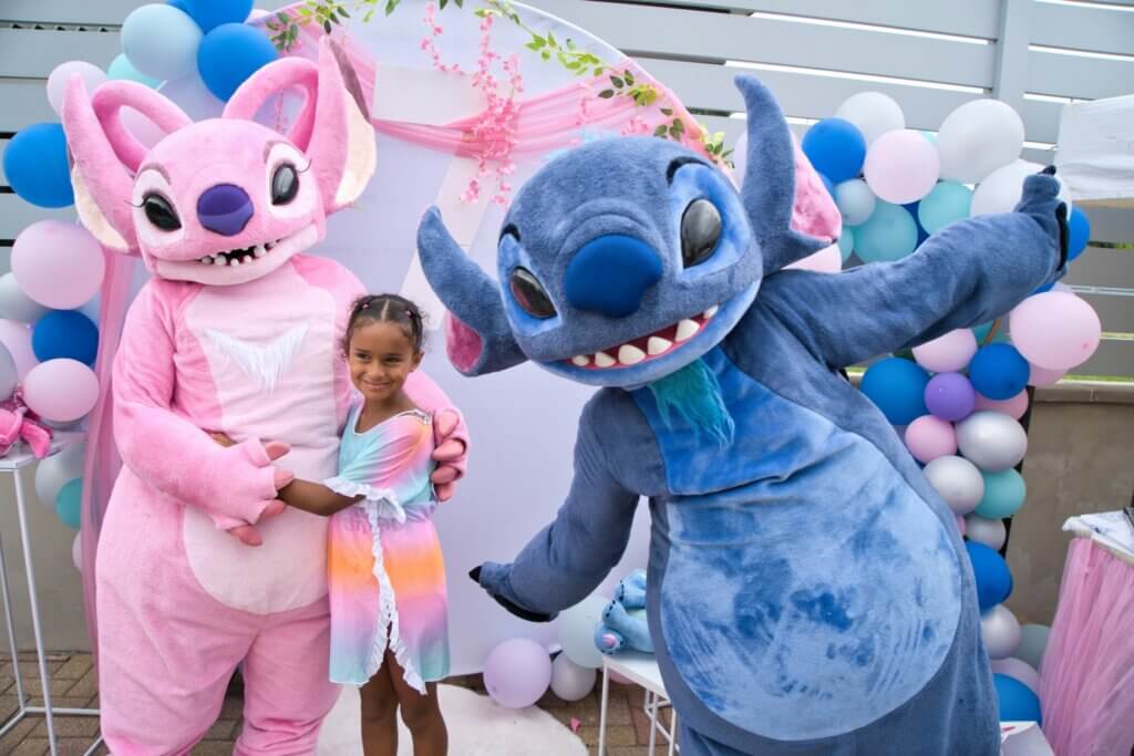 Stitch et Angel avec une enfant lors d’une animation Events Kids en Alsace